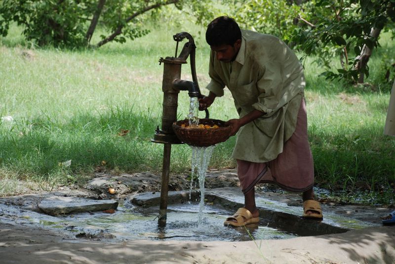 Pakistan_Pump_water_system_at_my_farm_lands.jpg