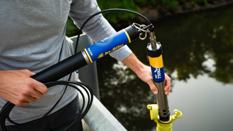 SurfaceWater-RiverMonitoring-VuLink-AquaTROLL500-installation-01.jpg