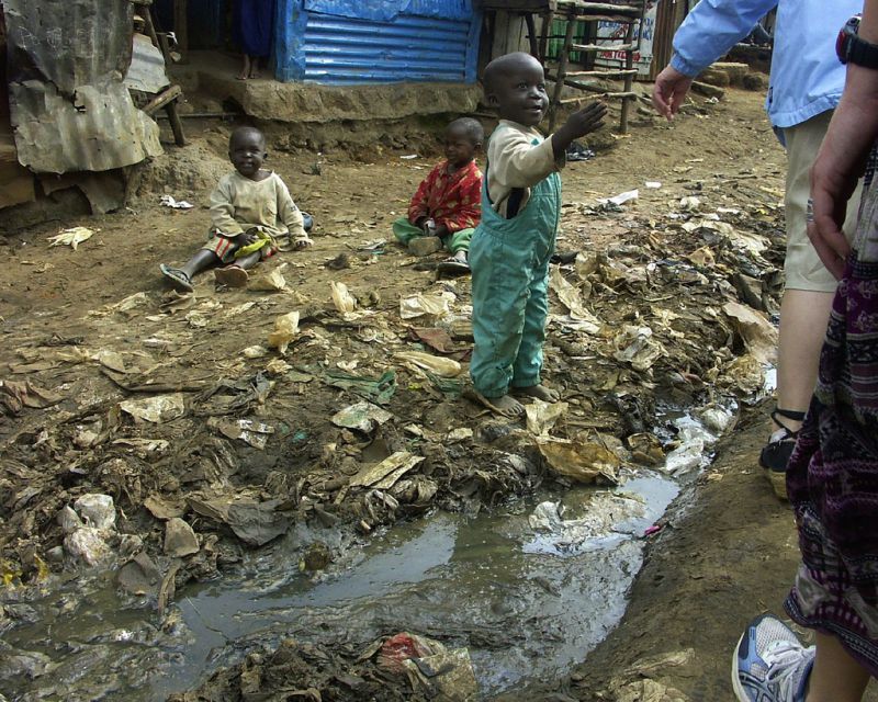 Children_and_open_sewer_in_Kibera.jpg