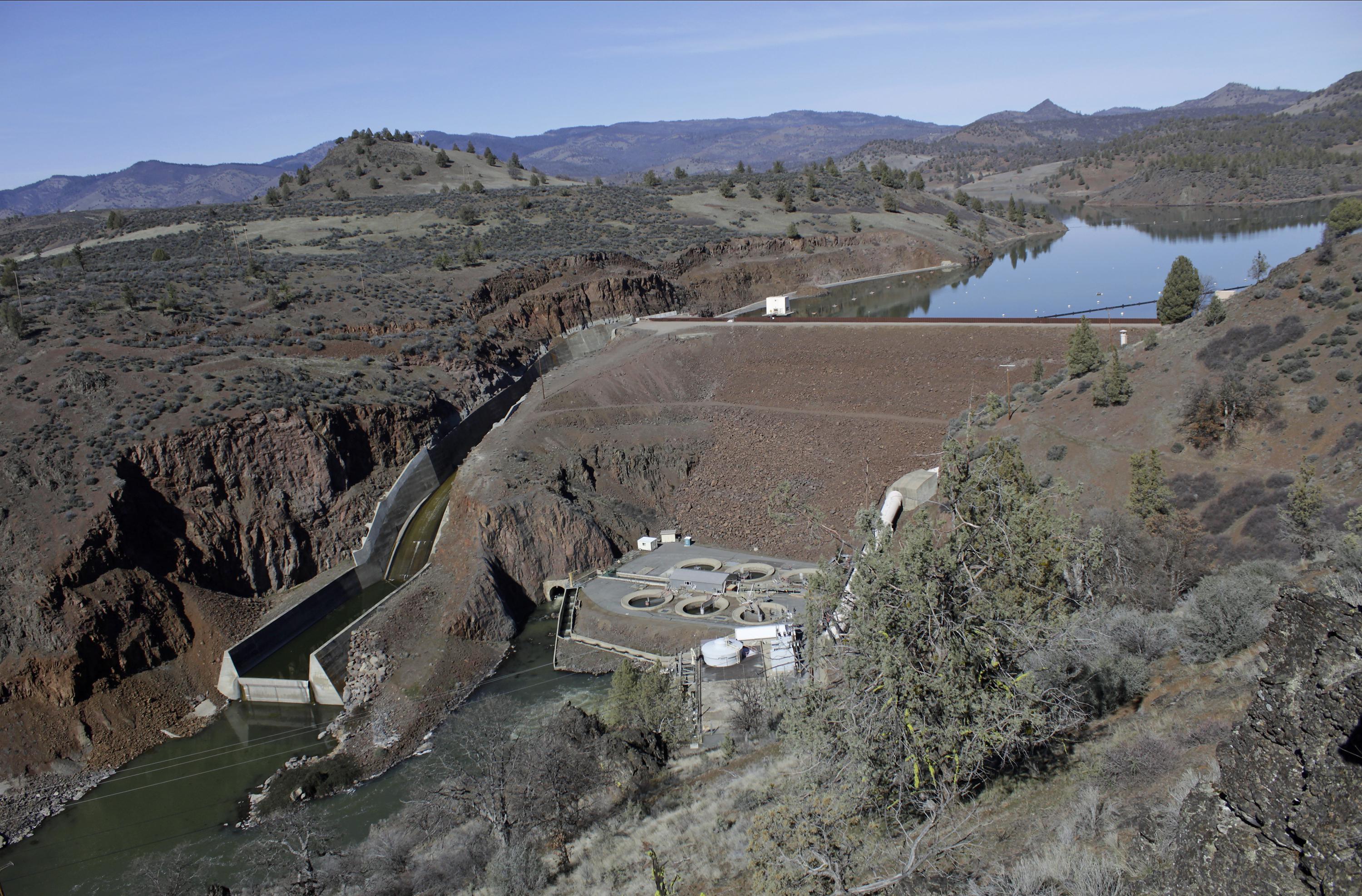 'Momentous:' US advances largest dam demolition in history U.S. regulators approved a plan Thursday to demolish four dams on a California river ...