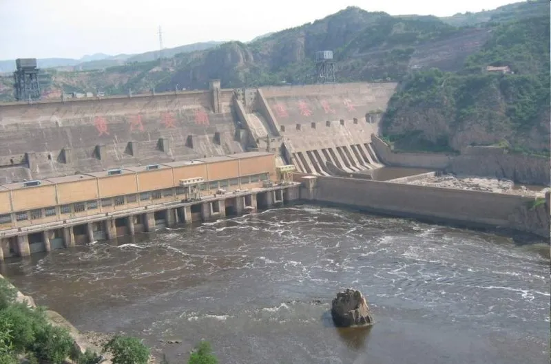 Large dams: A tale of two countries