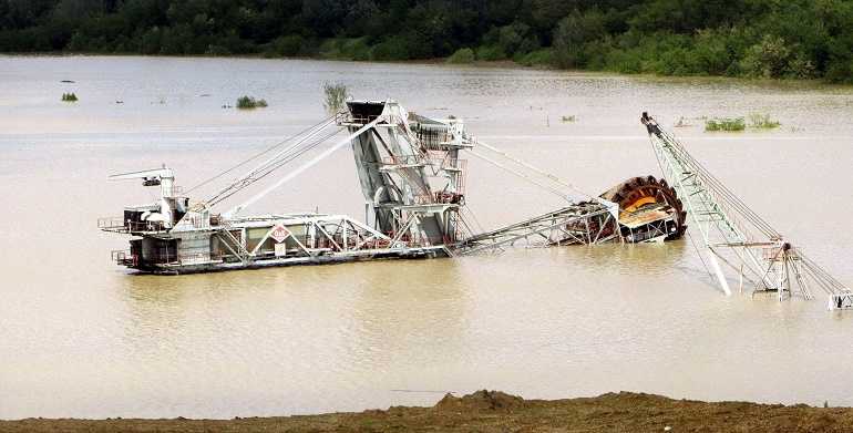 Van Heck Pumping Floodwater in Serbia