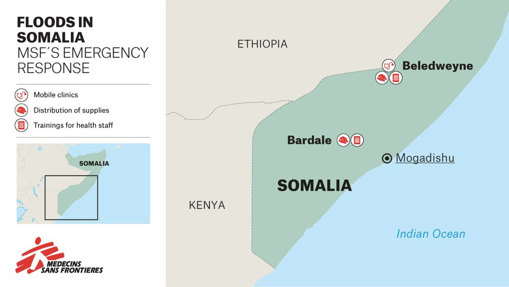 Floods leave thousands of people vulnerable and in need An MSF staff distributes aid among people displaced by the floods in Beledweyne district...