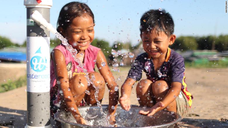 Portable Water Filter Brings Clean Water to a Floating Village