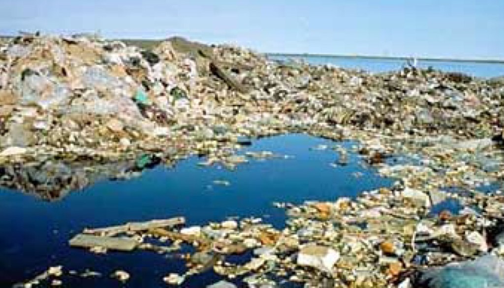 Rubbish Piles are Polluting a Lake in China