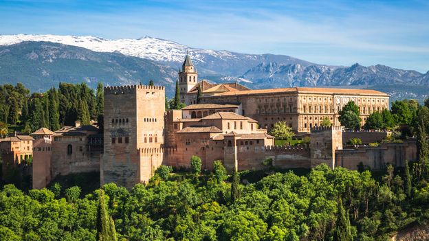 The Spanish city where water defies gravityAt Granada's famed Alhambra palace, a 1,000-year-old feat of hydraulics still impresses engineers tod...