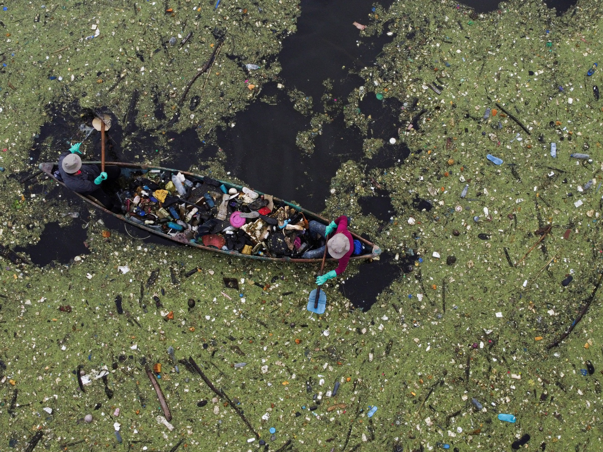 Photos: El Salvador&rsquo;s biggest freshwater lake swamped by rubbish