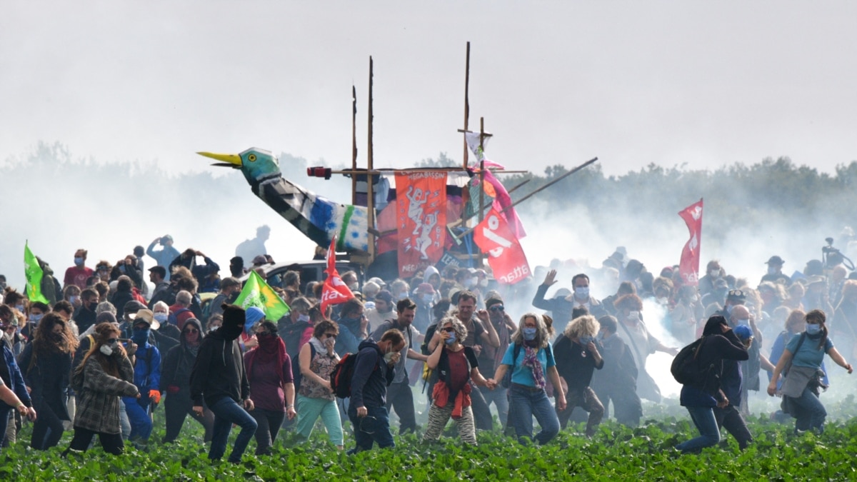 Clashes as Thousands Protest French Agro-industry Water &#039;Grab&#039;