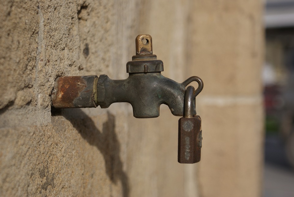 What's life like in a town when it runs out of water? (Video)