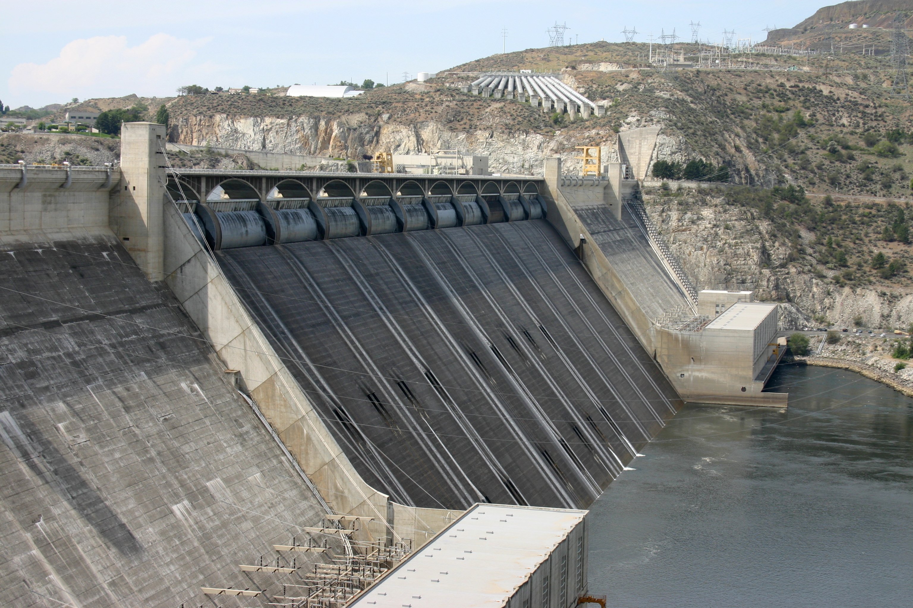 Using Turbulence to Keep Dams Clean