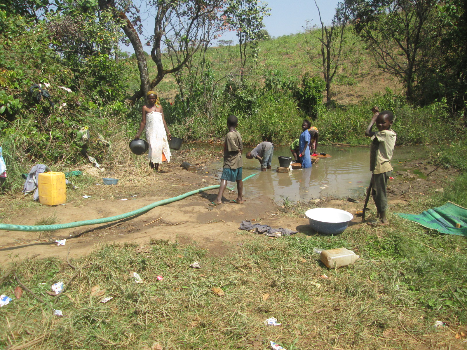 Bring potable water to refugies