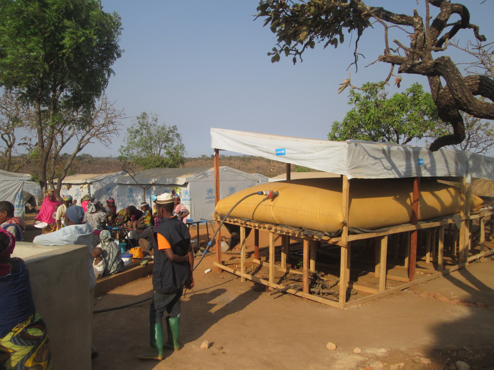 Bring potable water to refugies