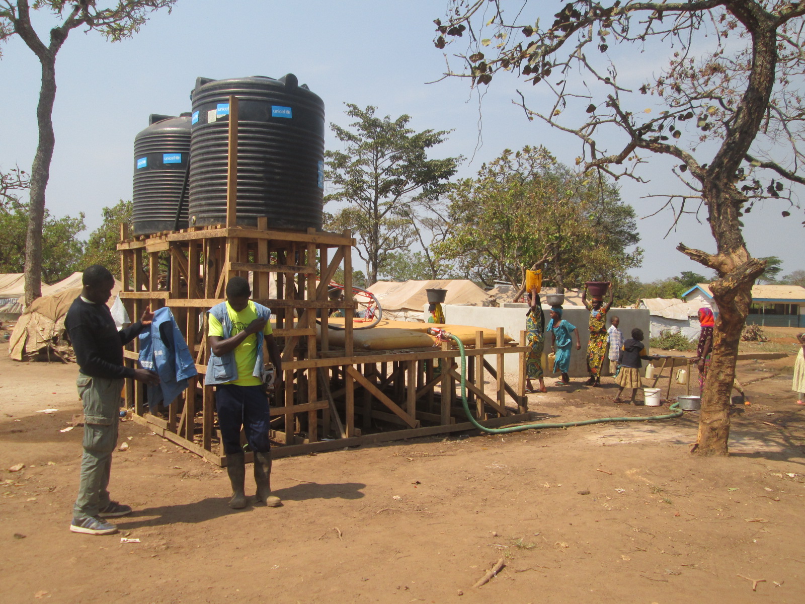 Bring potable water to refugies