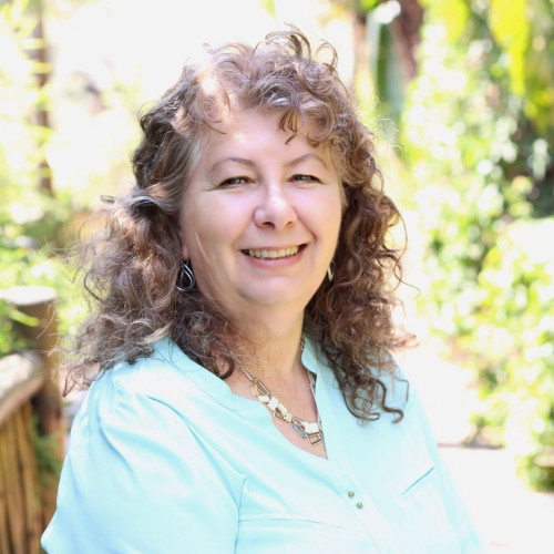 Julia Du Pisani, Consultant